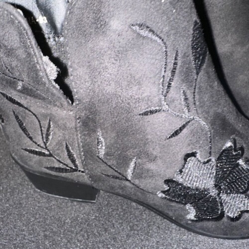 Black Embroidery Block Heel Bootie   7914 - Picture 3 of 9